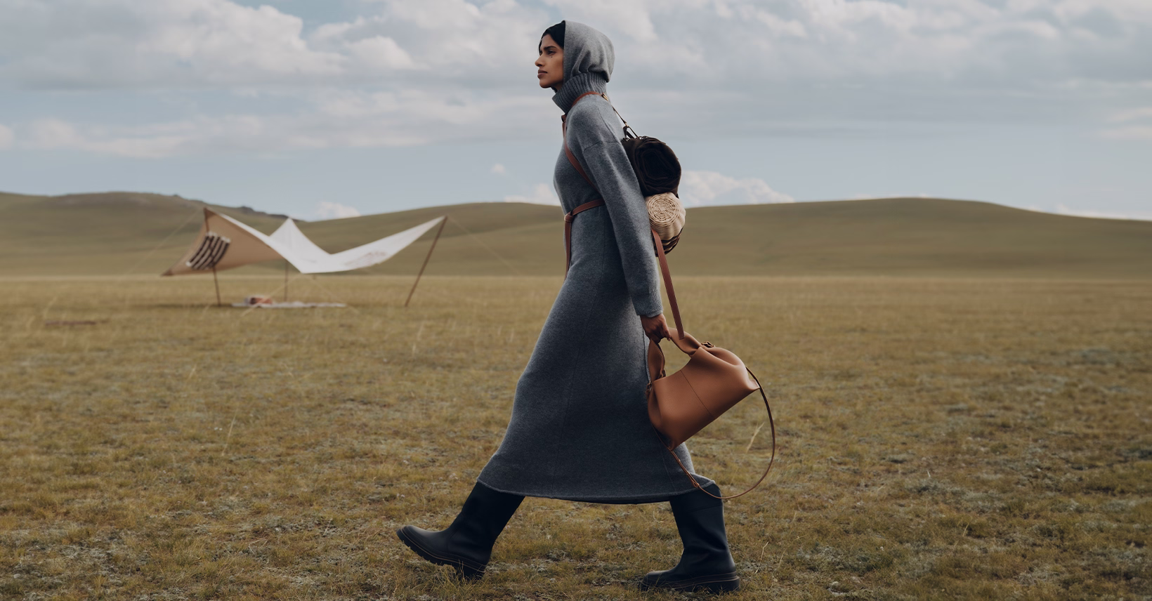 Polène 手袋優雅女性沙漠行走｜法國奢華皮具簡約風格