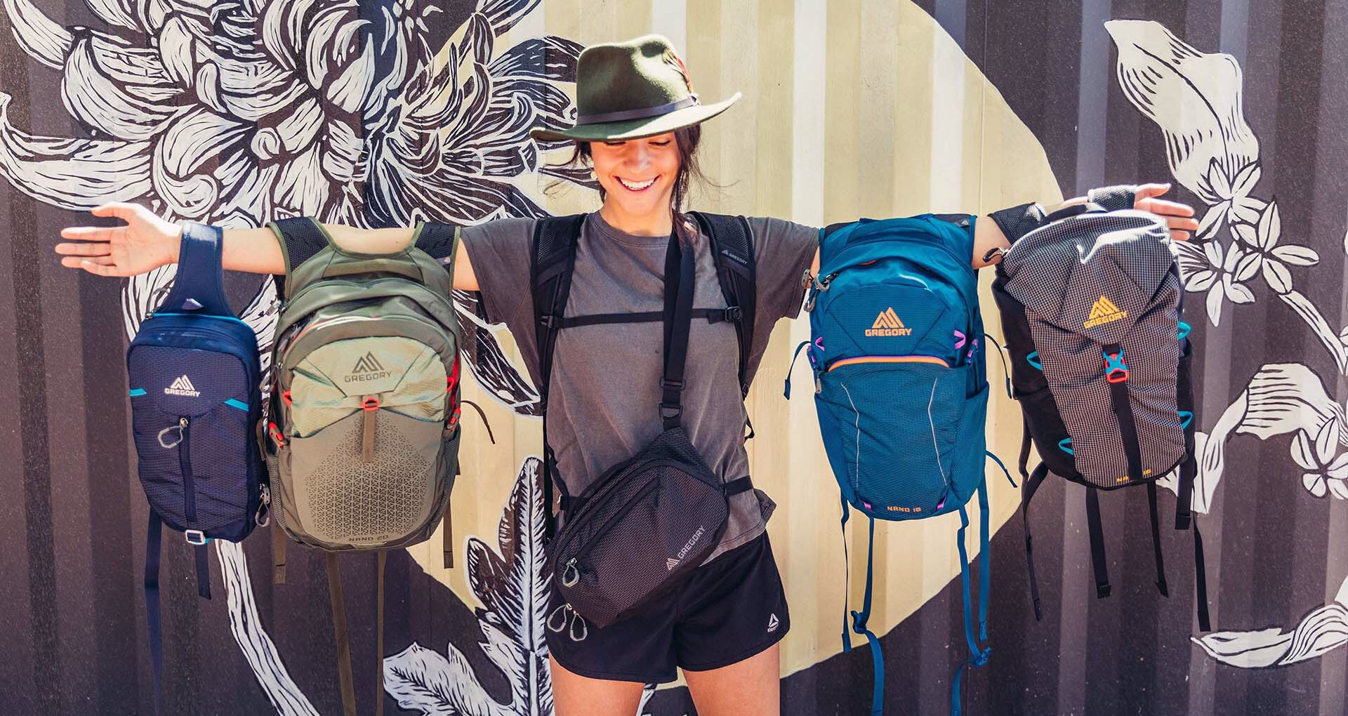 戶外登山者背著 Gregory 背包，耐用登山裝備適合旅行與探險。