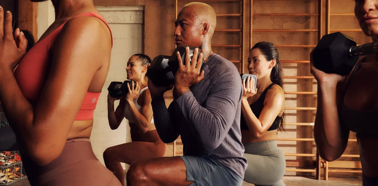 Lululemon 運動服飾 – 女子穿著短版上衣與緊身褲、男子倒立展示短褲，以及特寫騎飛輪時的 Lululemon 緊身褲，展現時尚且高效能的運動裝備。